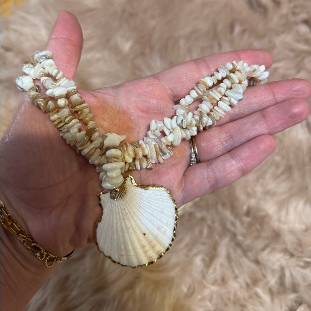 NWT Shell Pendant Necklace - Picture 3 of 3